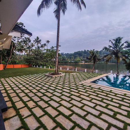 Fragrant Nature Backwater Resort & Ayurveda Spa Kollam Bagian luar foto