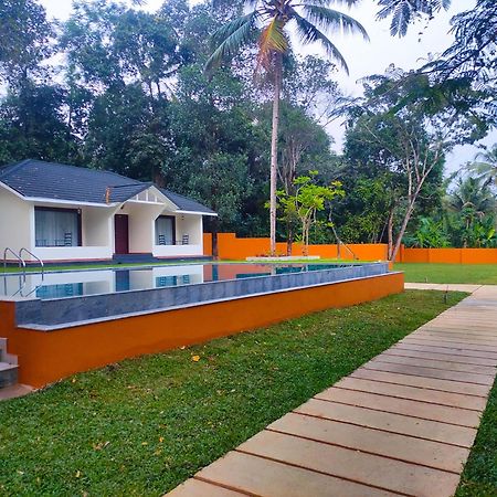 Fragrant Nature Backwater Resort & Ayurveda Spa Kollam Bagian luar foto
