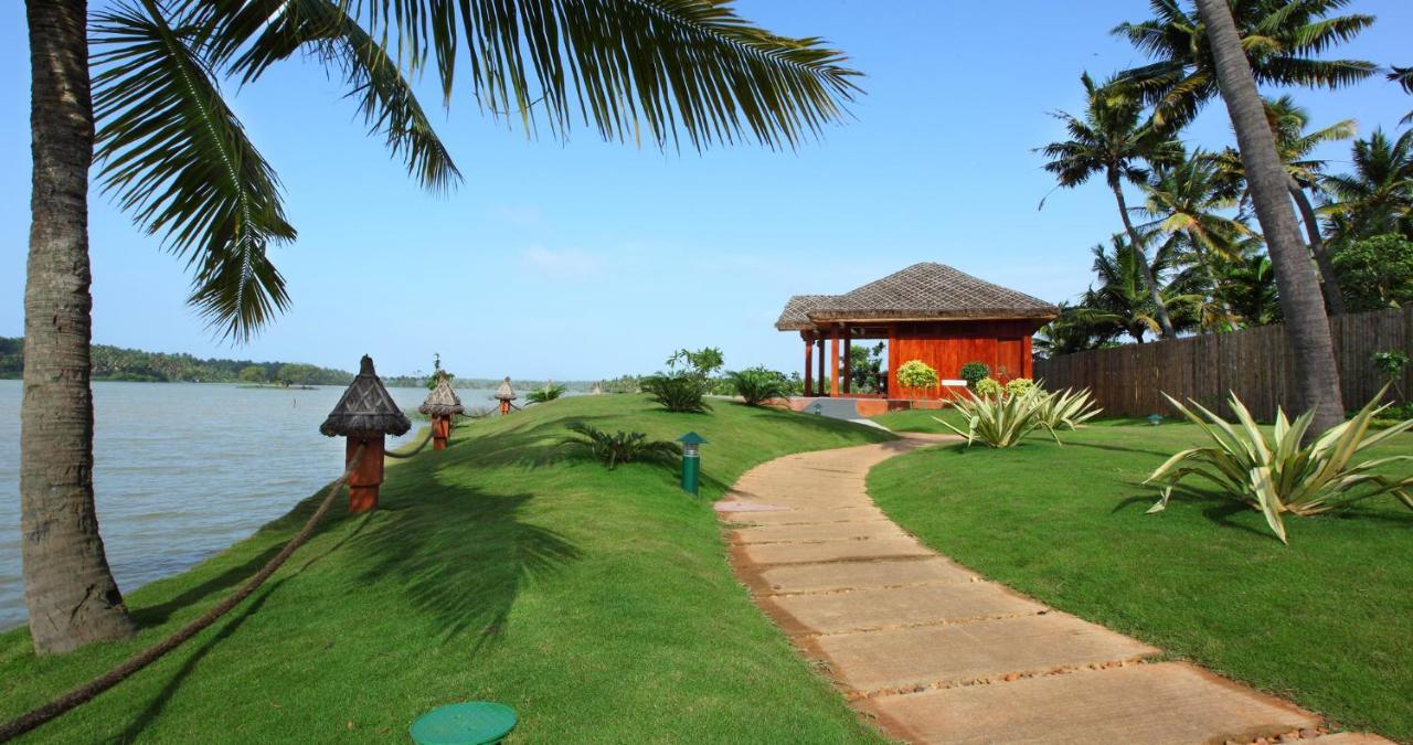 Fragrant Nature Backwater Resort & Ayurveda Spa Kollam Bagian luar foto