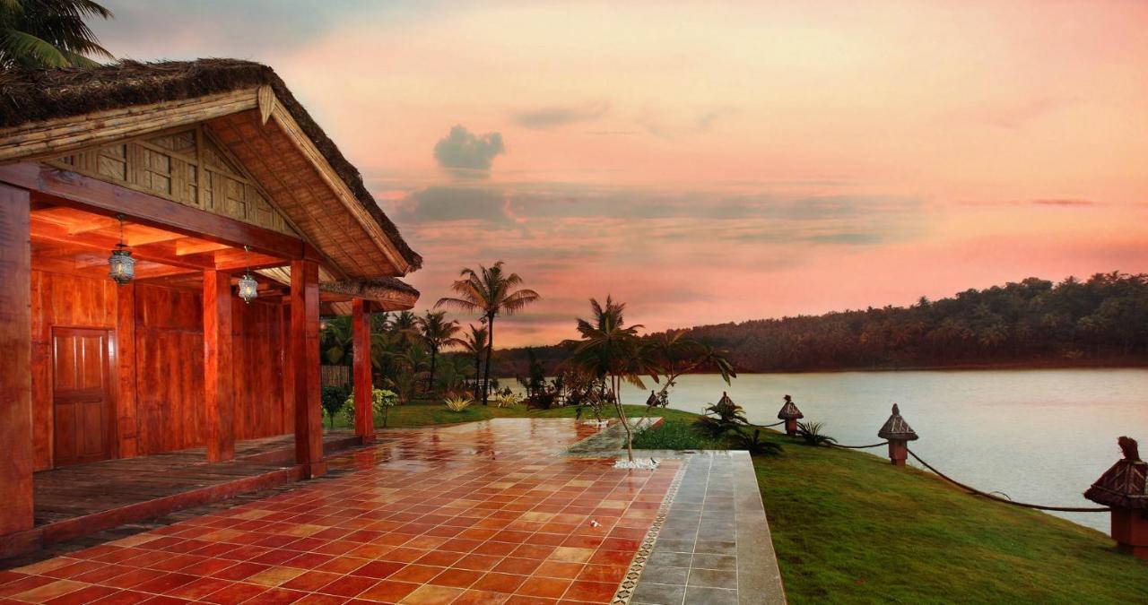 Fragrant Nature Backwater Resort & Ayurveda Spa Kollam Bagian luar foto