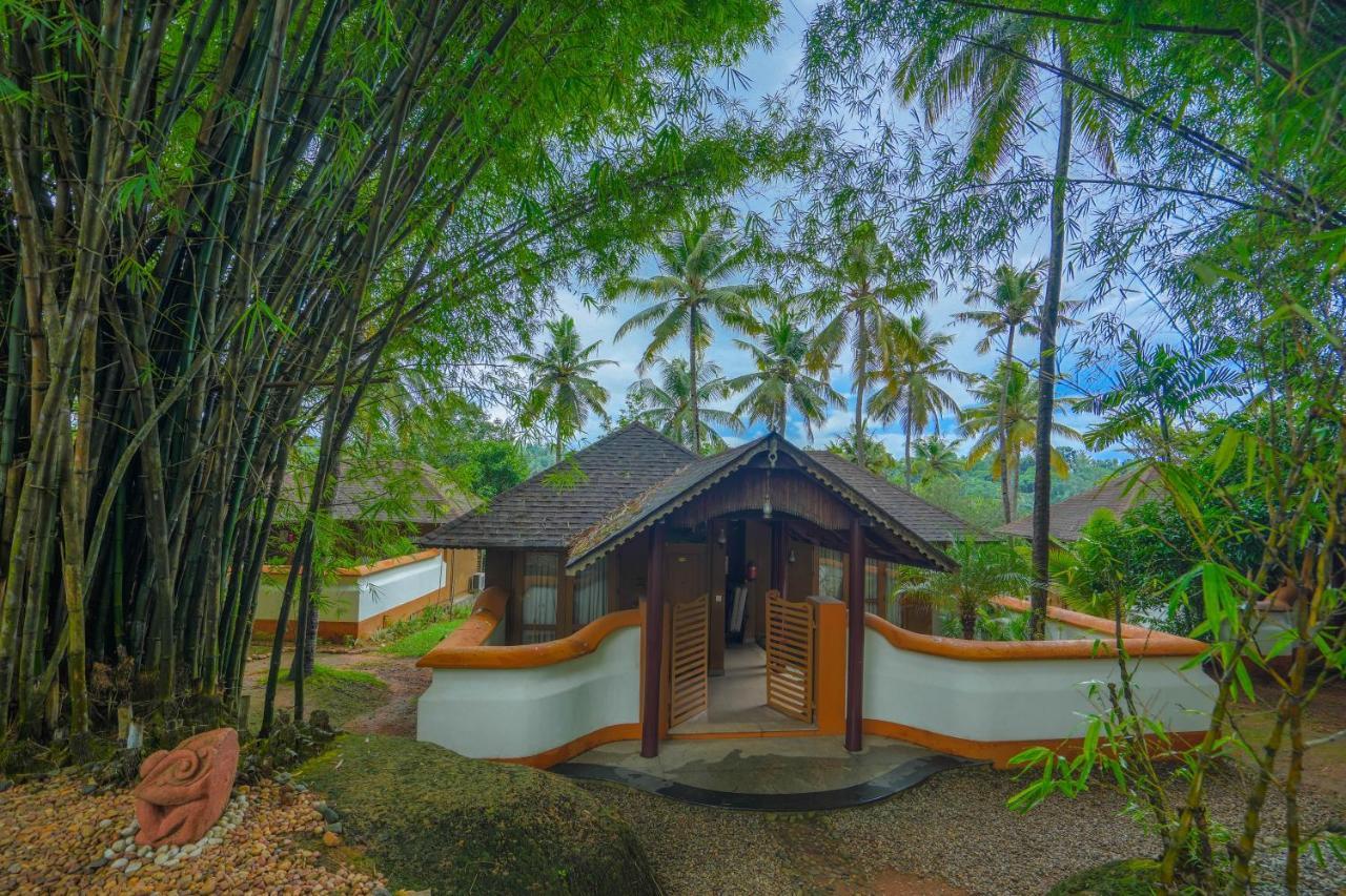 Fragrant Nature Backwater Resort & Ayurveda Spa Kollam Bagian luar foto