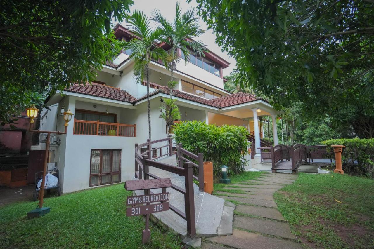 Fragrant Nature Backwater Resort & Ayurveda Spa Kollam Bagian luar foto