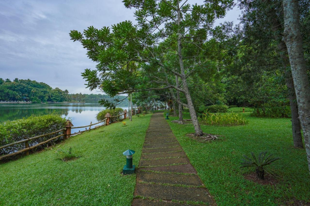 Fragrant Nature Backwater Resort & Ayurveda Spa Kollam Bagian luar foto