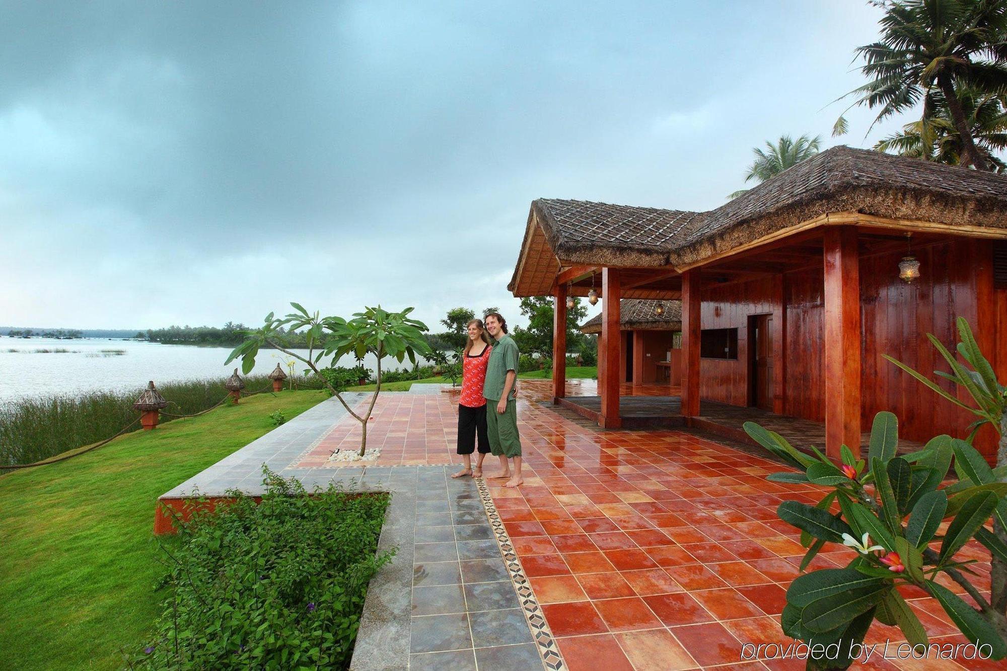 Fragrant Nature Backwater Resort & Ayurveda Spa Kollam Bagian luar foto