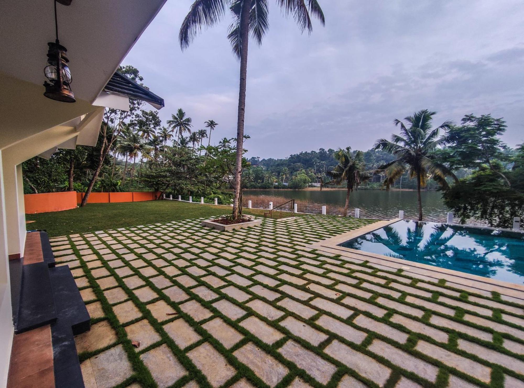 Fragrant Nature Backwater Resort & Ayurveda Spa Kollam Bagian luar foto