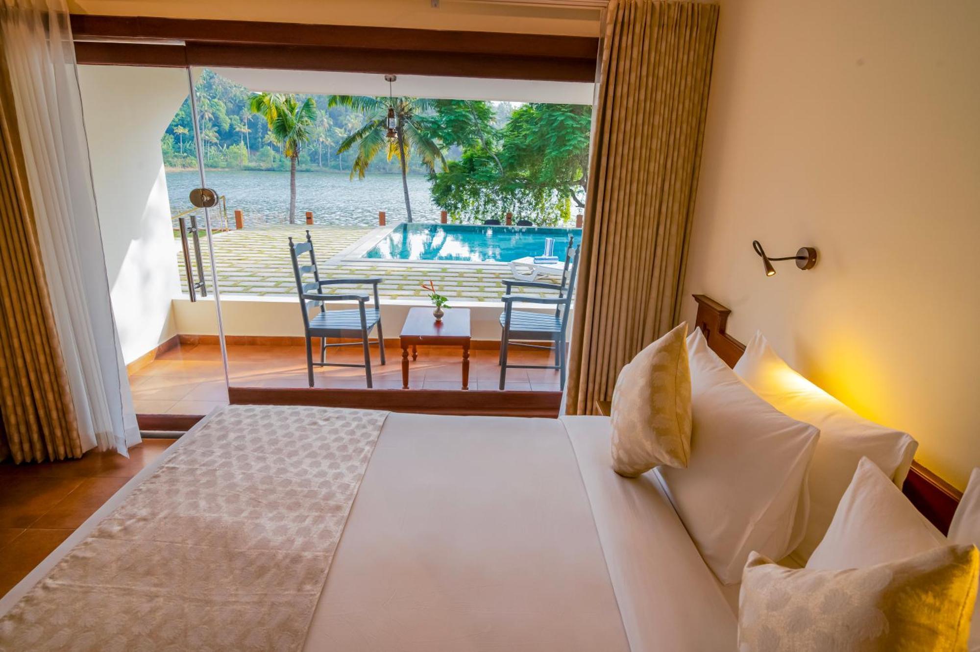 Fragrant Nature Backwater Resort & Ayurveda Spa Kollam Bagian luar foto