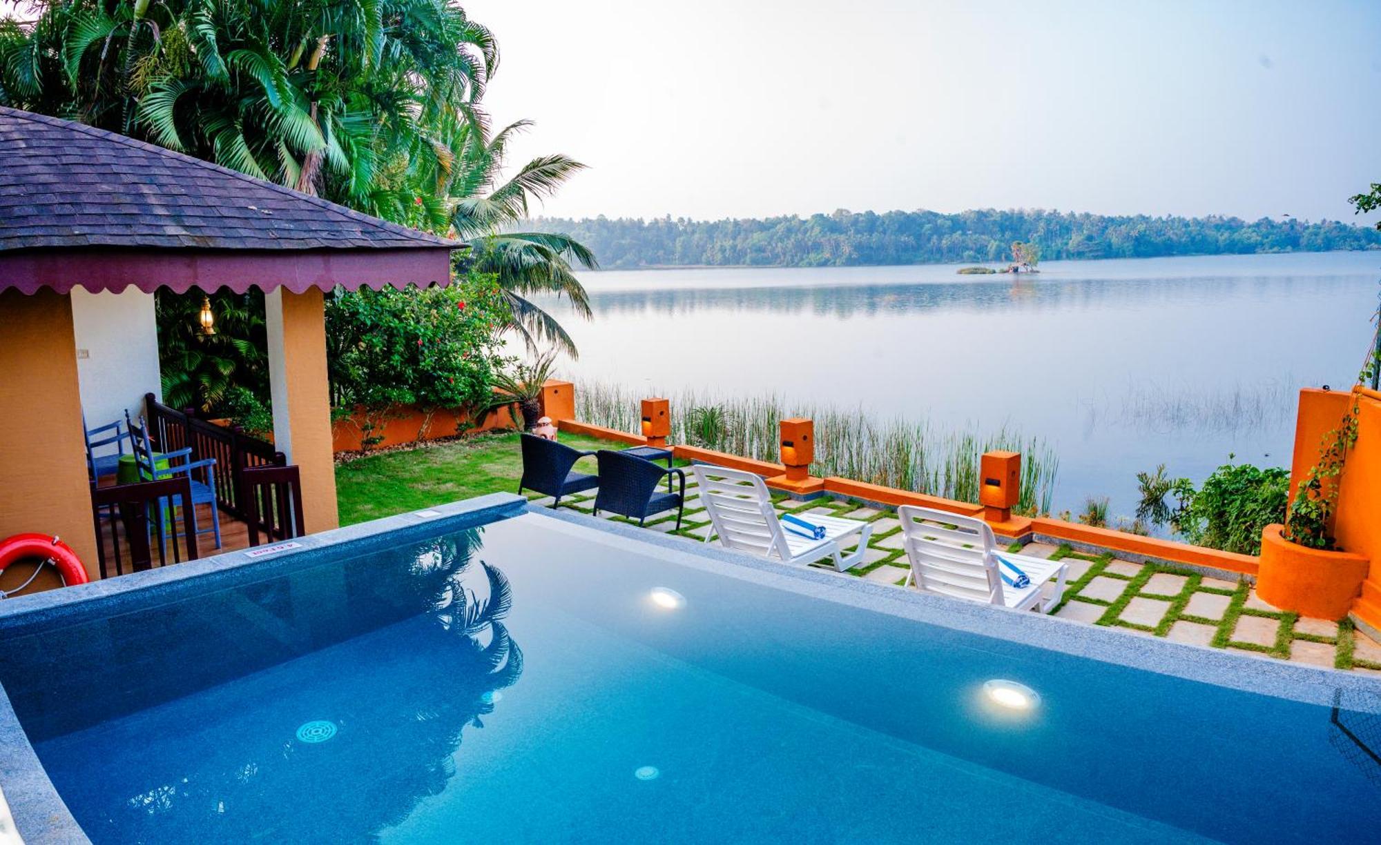 Fragrant Nature Backwater Resort & Ayurveda Spa Kollam Bagian luar foto