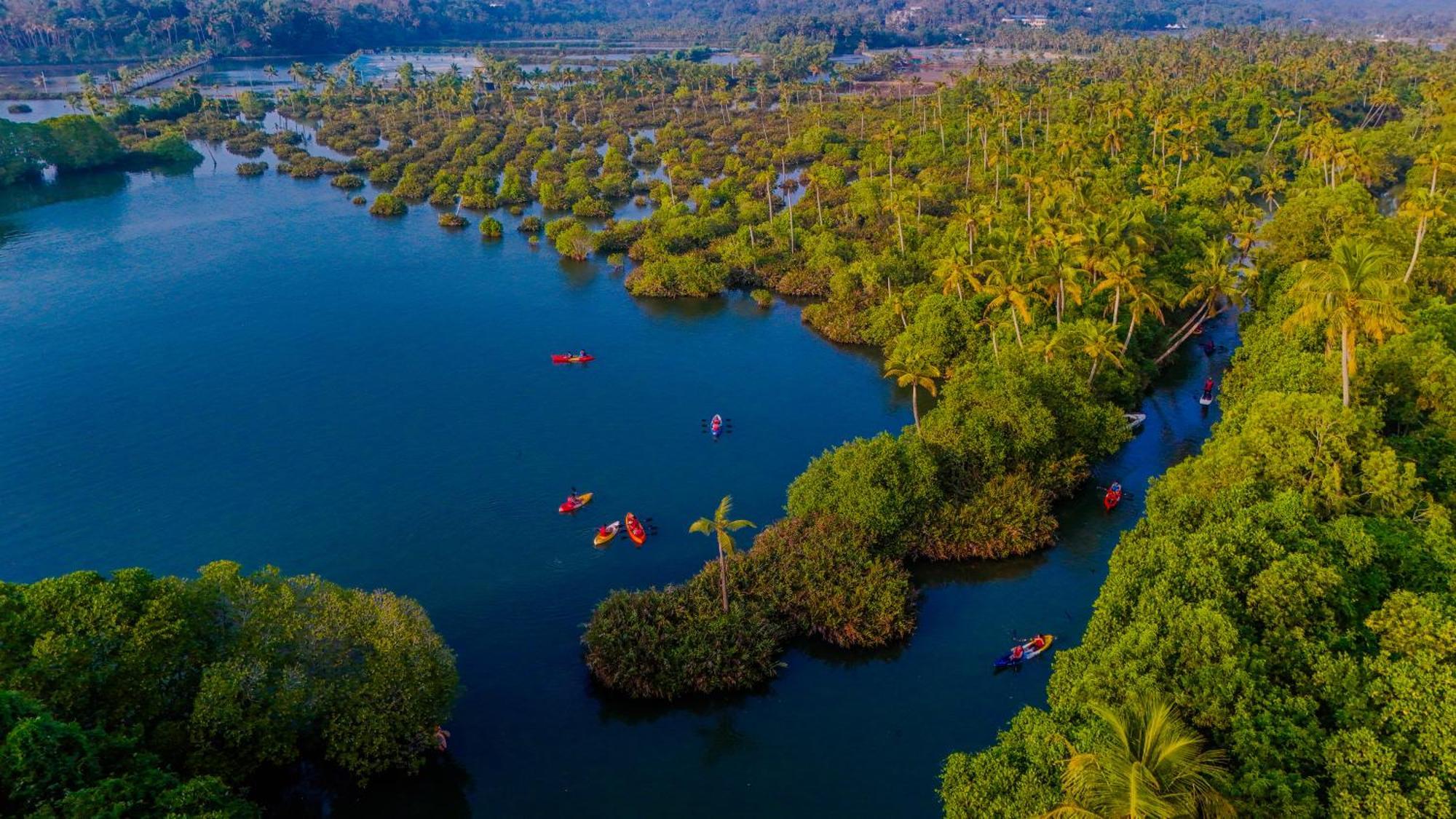 Fragrant Nature Backwater Resort & Ayurveda Spa Kollam Bagian luar foto