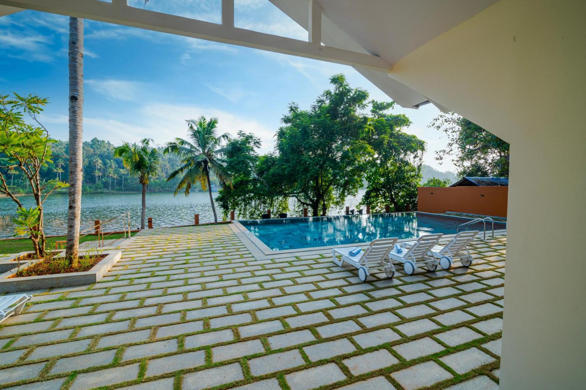 Fragrant Nature Backwater Resort & Ayurveda Spa Kollam Bagian luar foto