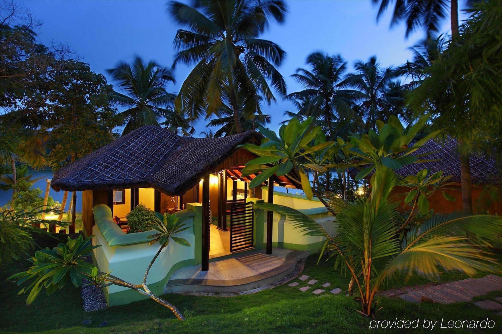 Fragrant Nature Backwater Resort & Ayurveda Spa Kollam Bagian luar foto