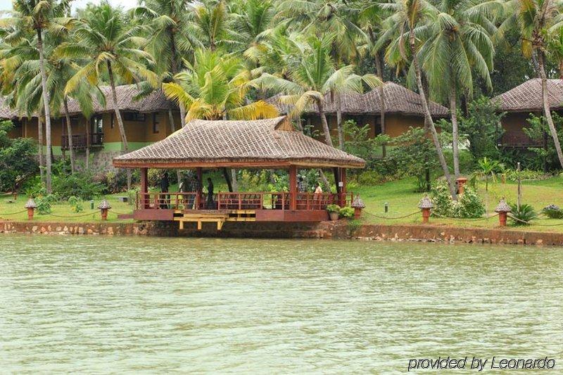 Fragrant Nature Backwater Resort & Ayurveda Spa Kollam Bagian luar foto