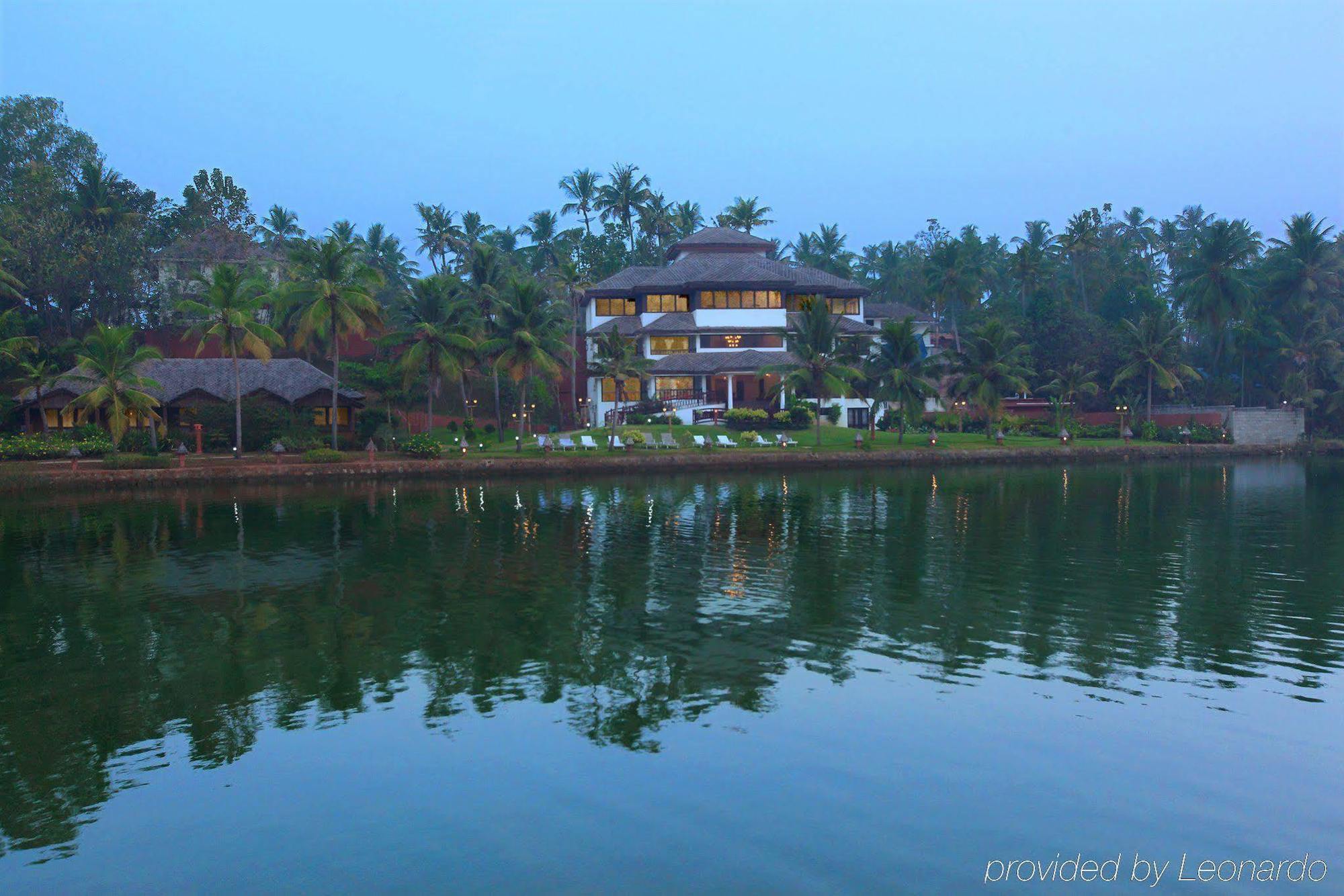 Fragrant Nature Backwater Resort & Ayurveda Spa Kollam Bagian luar foto